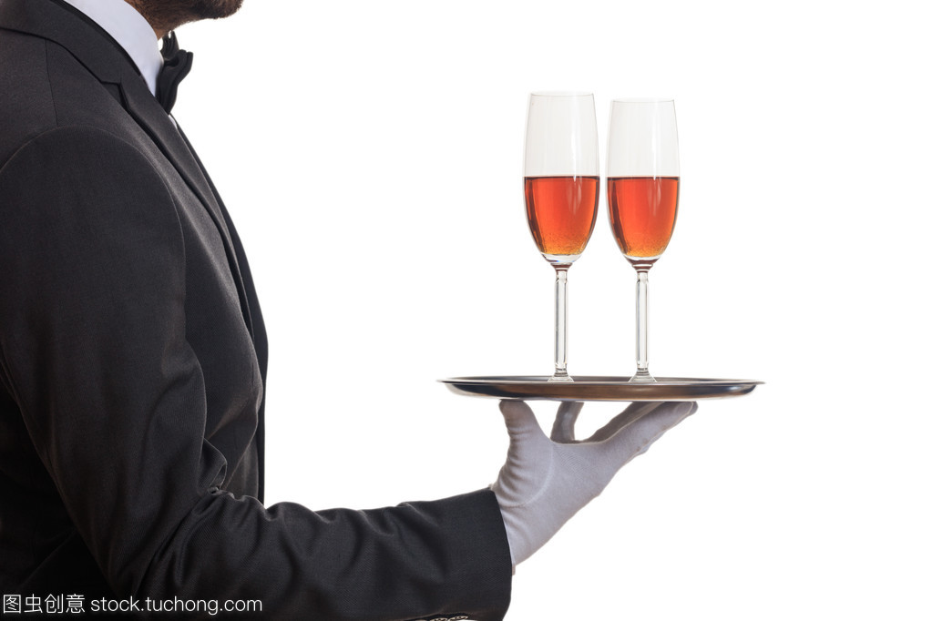 高效與優(yōu)雅的餐飲服務(wù) 托盤上的服務(wù)生酒